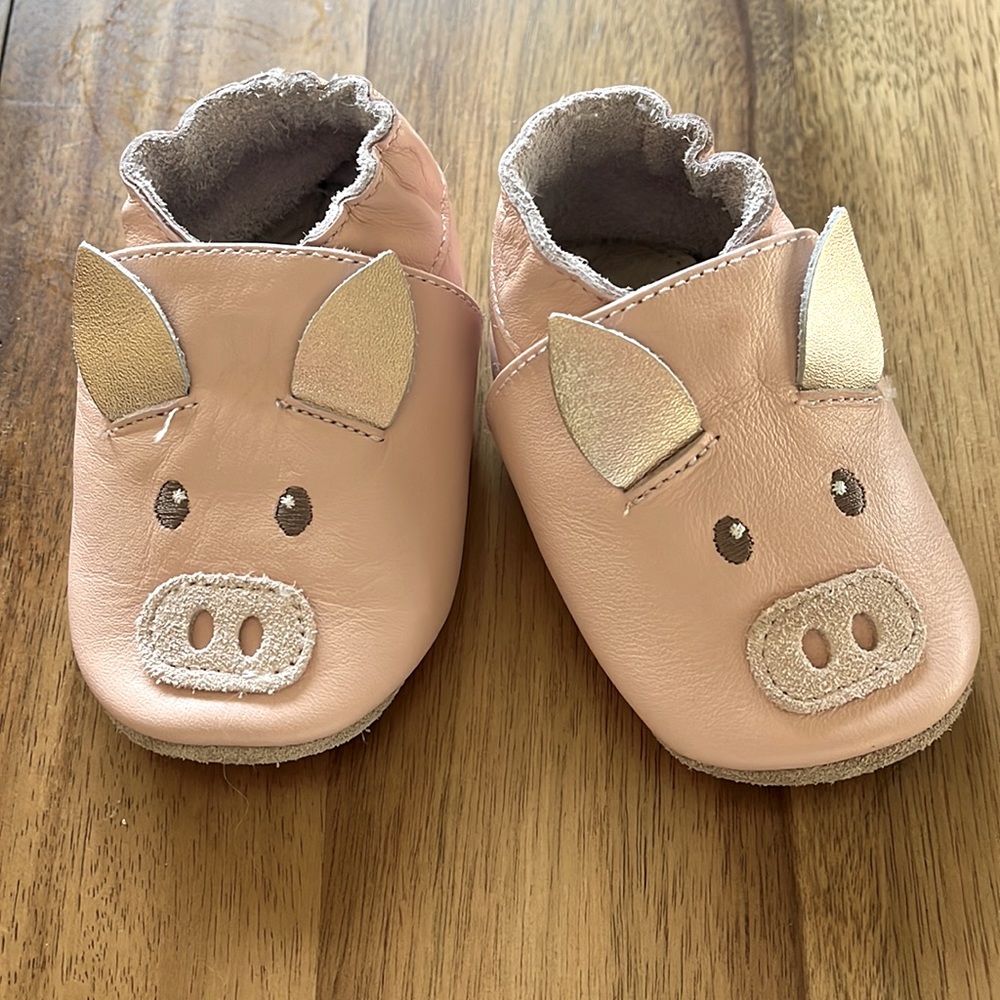 NWOT discontinued leather pig shoes 0-3 months. Perfect first walker shoes!